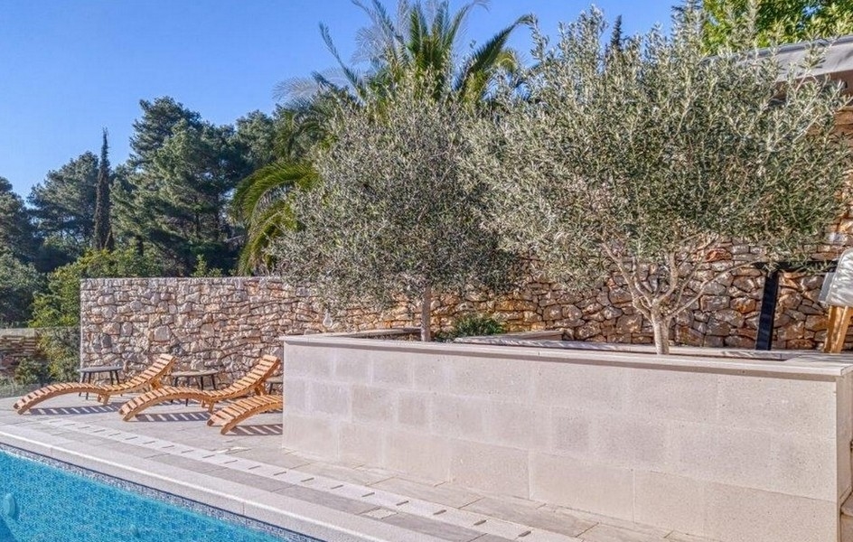 Basen w obiekcie H2690, który znajduje się na wyspie Korcula tuż przy morzu.