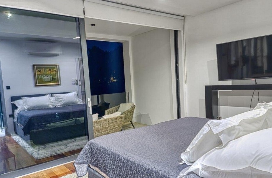 Nowoczesna sypialnia w wieczornym klimacie.