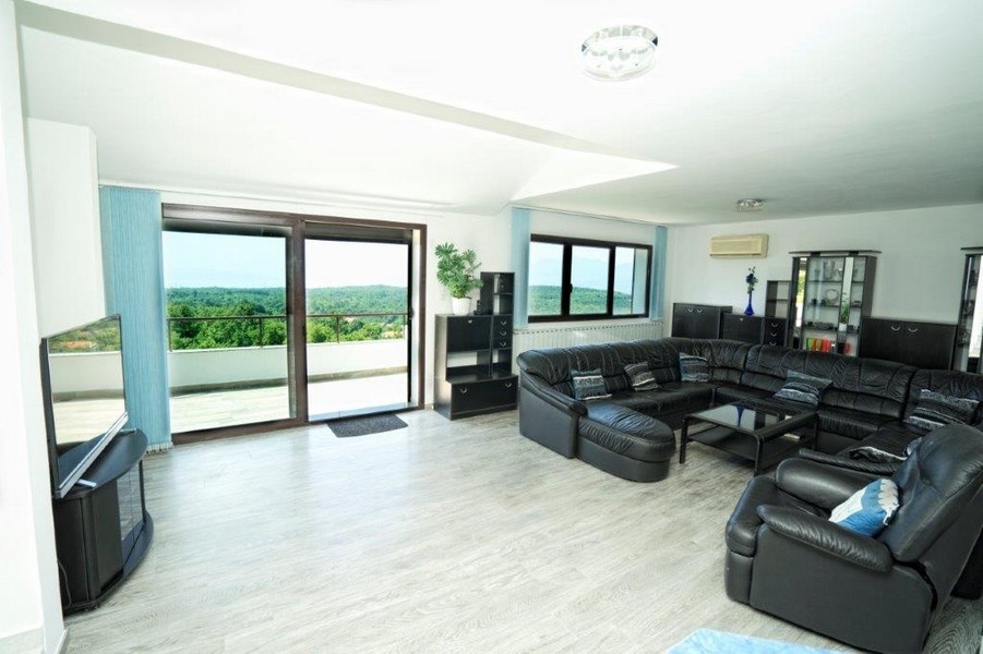 Pokój dzienny z czarną kanapą.