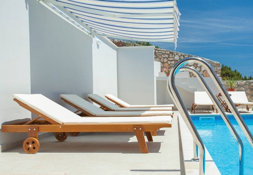 Wysokiej jakości leżaki przy basenie.