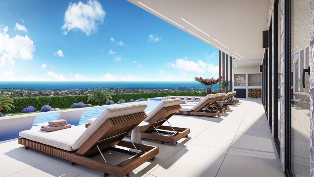 Salon pierwszej klasy z niebieskimi meblami i jasną podłogą wyłożoną kafelkami.