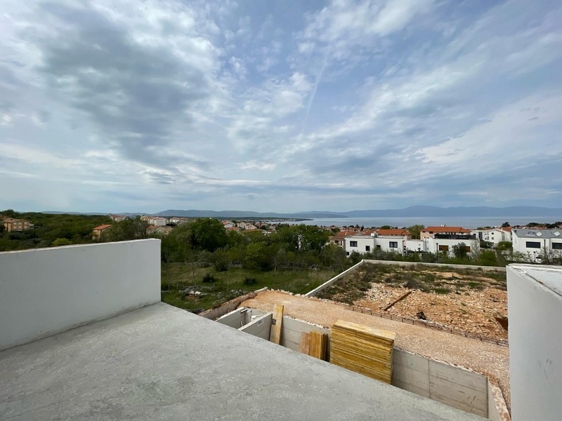 Brama garażowa do willi H2715, która jest wystawiona na sprzedaż w pobliżu Malinskiej na wyspie Krk.