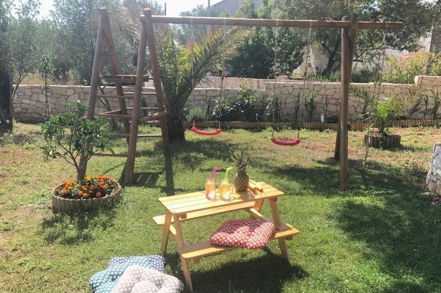 Ogród z huśtawką.