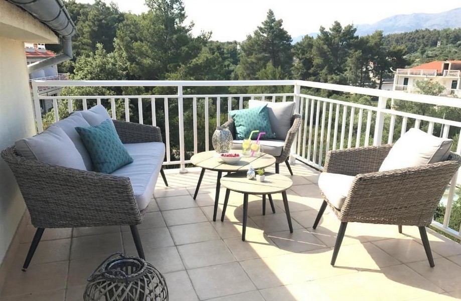 Przestronne tarasy z miejscem do siedzenia i pięknym widokiem - H2721