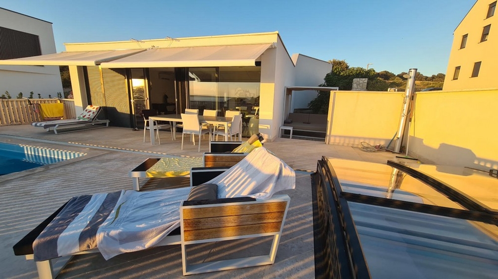 Łatwy w pielęgnacji teren zewnętrzny z basenem.