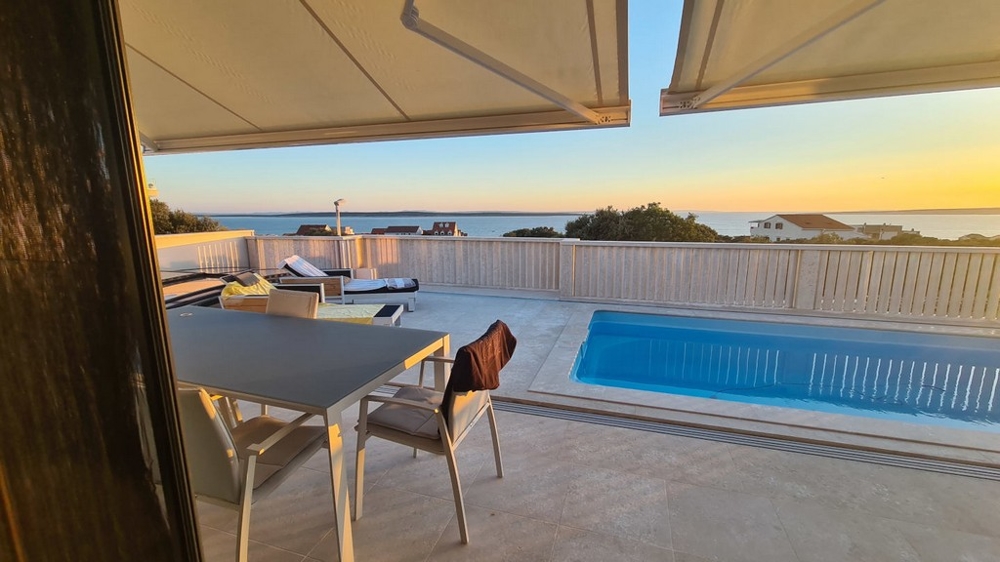 Nieruchomość H2724 z widokiem na morze jest wystawiona na sprzedaż w Mandre w Chorwacji.