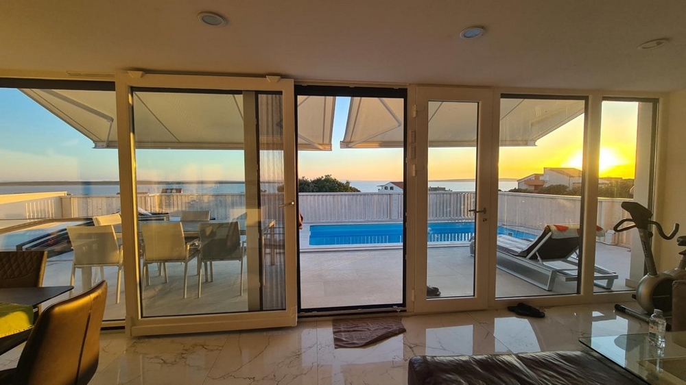Widok na morze i basen z atrakcyjnego salonu nieruchomości H2724 w Chorwacji.