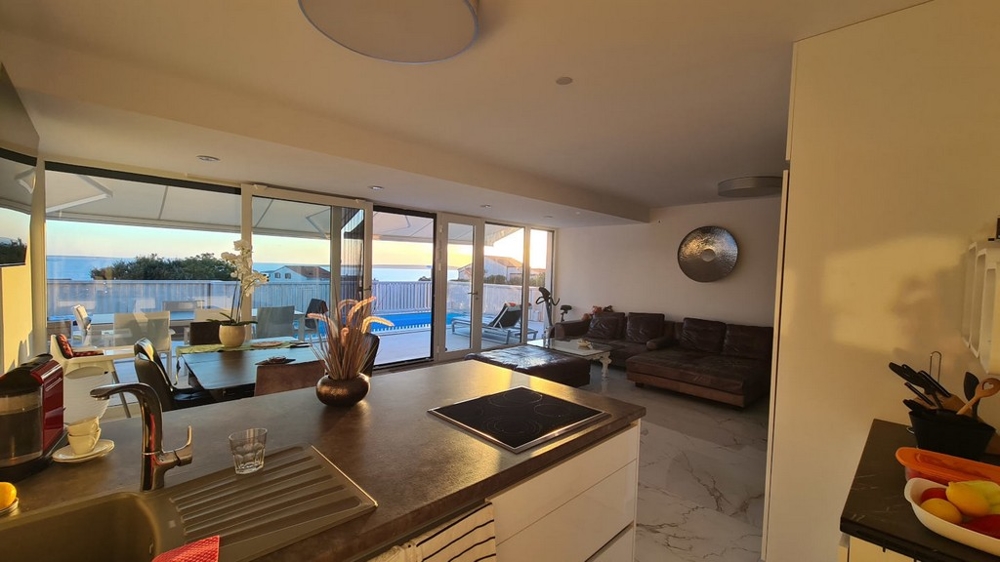 Widok z kuchni na morze.