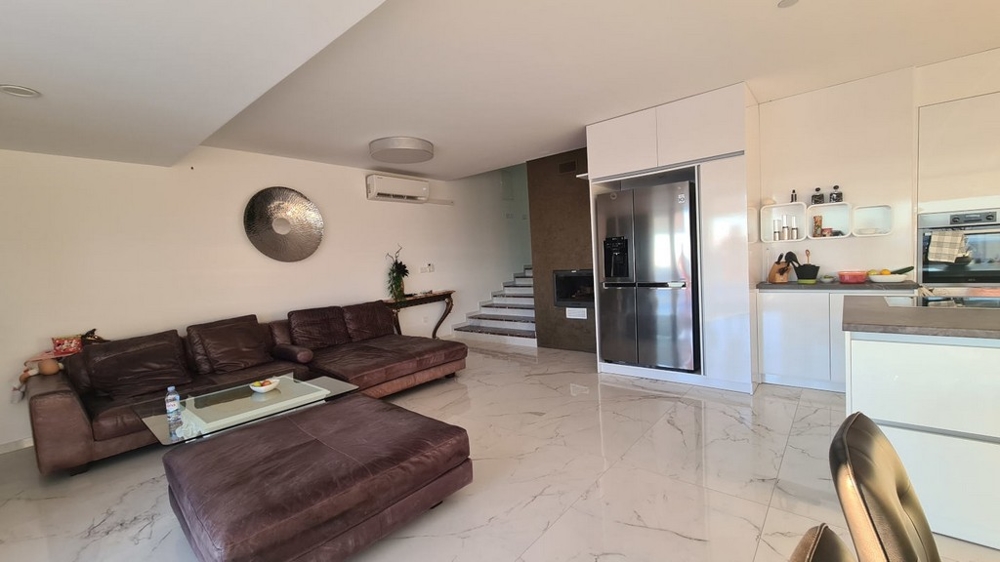 Salon z jasnymi płytkami.