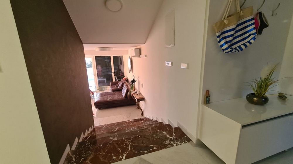 Schody prowadzą do salonu.