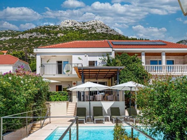 Dom bliźniaczy z basenem tuż nad morzem