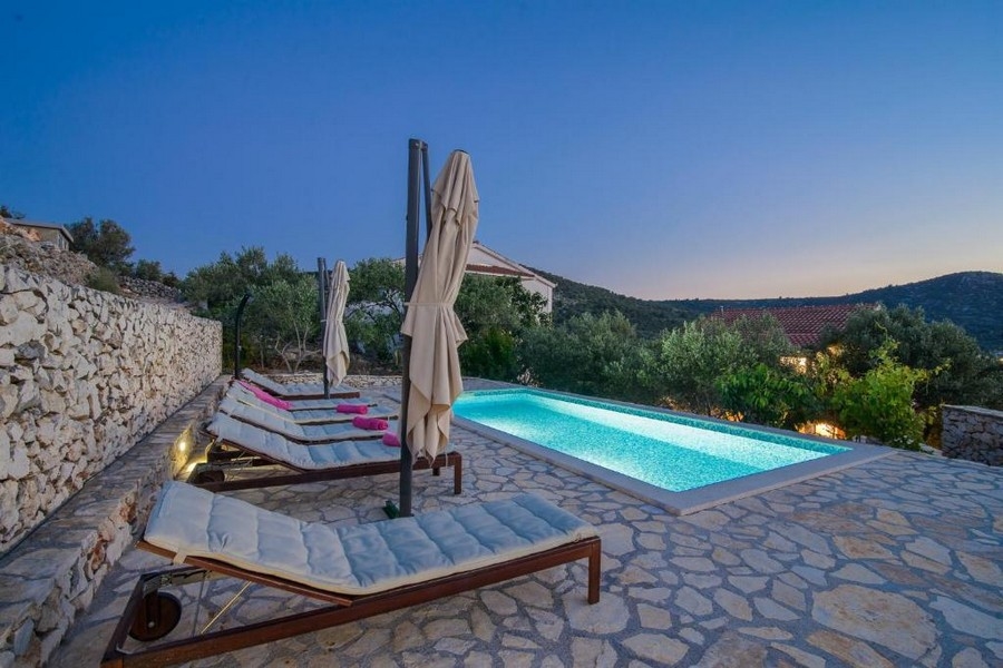 Dom z dużym ogrodem i tylko 80 metrów od morza - Nieruchomości Chorwacja