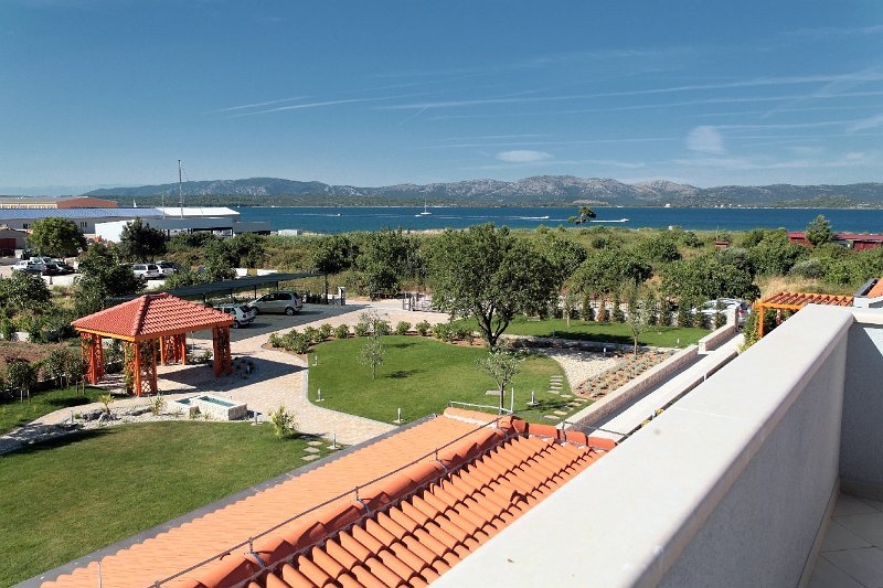 Widok na ogród, okolicę i morze z luksusowej willi na sprzedaż na Murter jest najlepszy