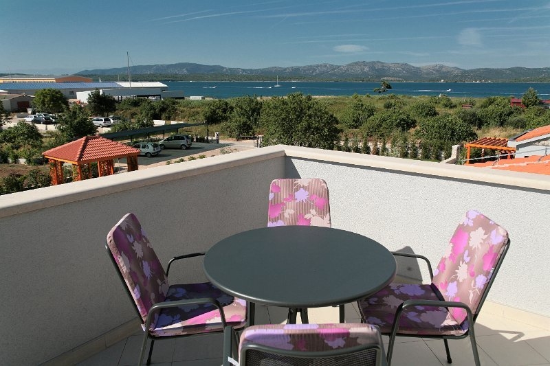 Widok na kominek w luksusowej willi na sprzedaż w Murter w Dalmacji