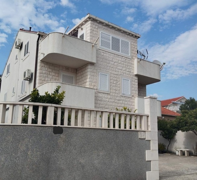 5 apartamentów każdy z balkonem/tarasem z widokiem na morze