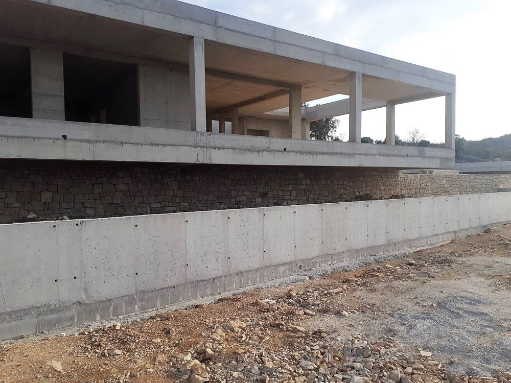 Dom z garażem na wyspie Brac