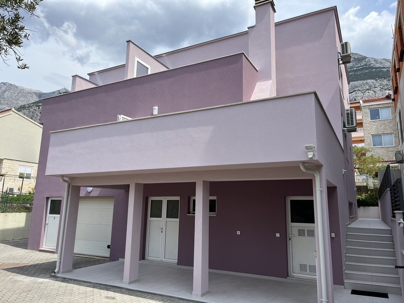 Na sprzedaż dom apartamentowy z fioletową fasadą w Makarskiej w Chorwacji.