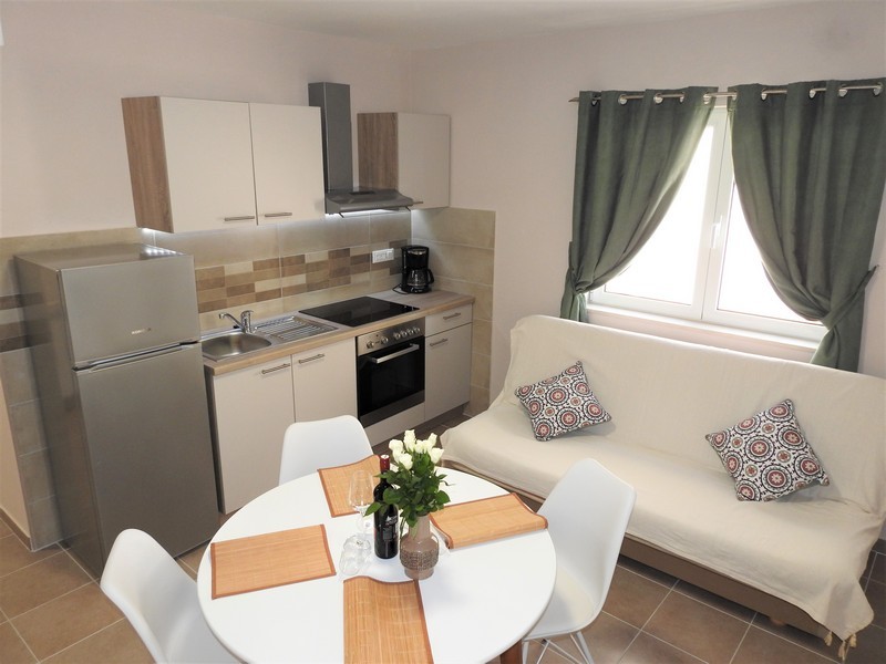 Kuchnia i jadalnia z małą kanapą.