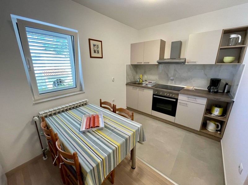 Stół jadalny i kuchnia.