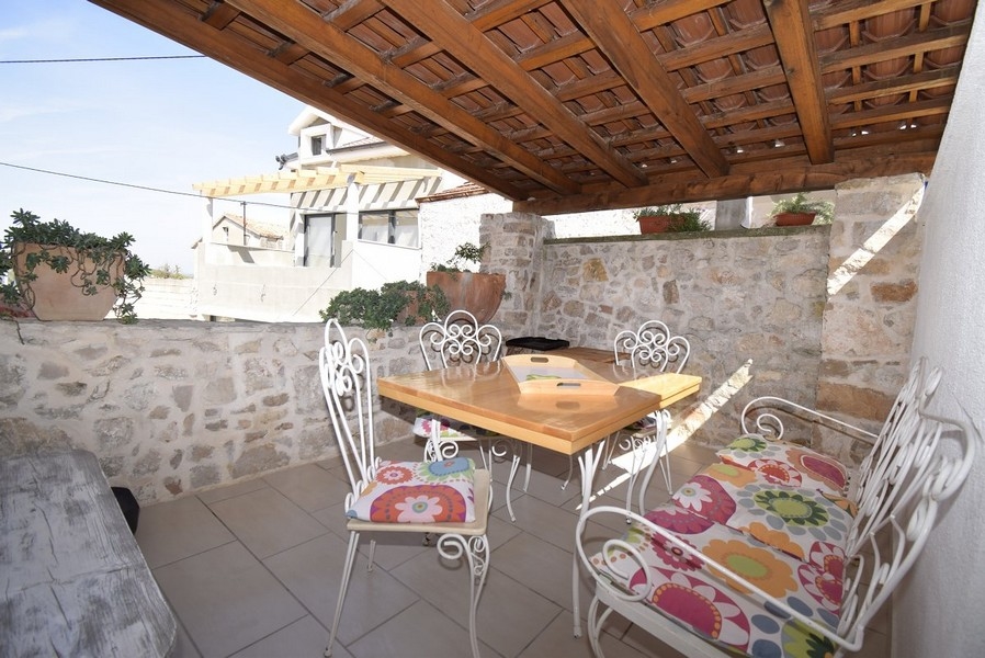 Śródziemnomorski taras w kamiennym domu.