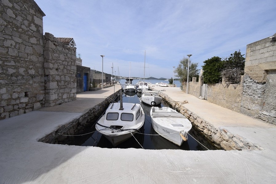 W domu znajduje się mała łódka z silnikiem zaburtowym.