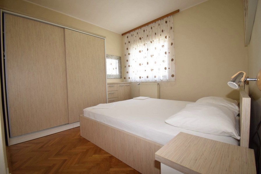 Sypialnia z podwójnym łóżkiem.