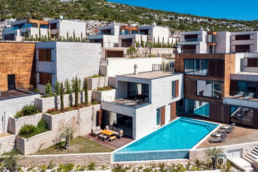 Wille z basenem nad morzem