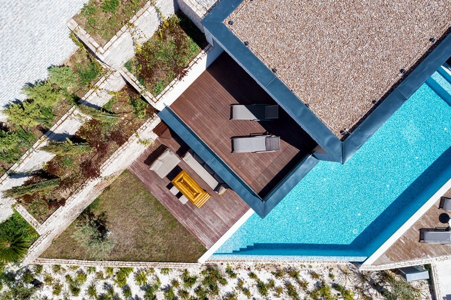 Elegancka i nowoczesna willa z widokiem na basen i morze