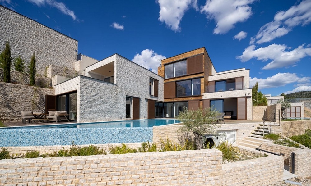 Wysokiej jakości wyposażona willa nad brzegiem morza