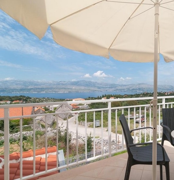 Balkon i taras z pięknym widokiem na morze i okolicę