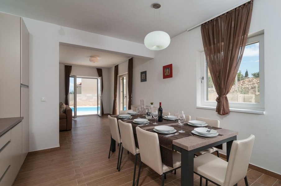 Otwarta kuchnia z jadalnią i salonem