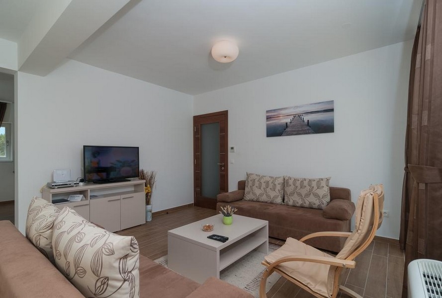 Sypialnia z dużym oknem i widokiem na morze