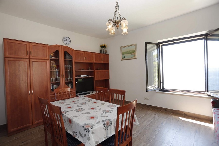 Jasne pokoje dzienne z dużymi oknami