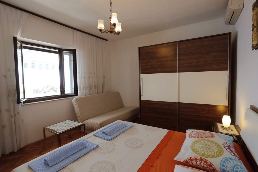 Sypialnia z oknem i meblami