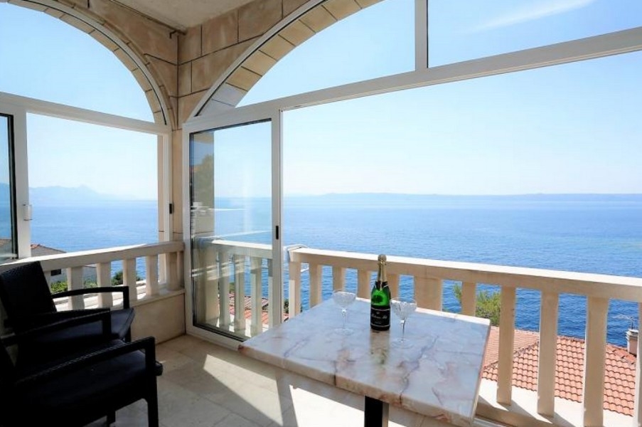 Taras na drugim piętrze z widokiem na morze