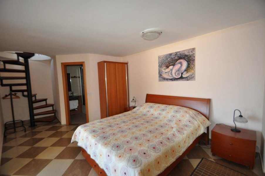 Na piętro prowadzą schody.