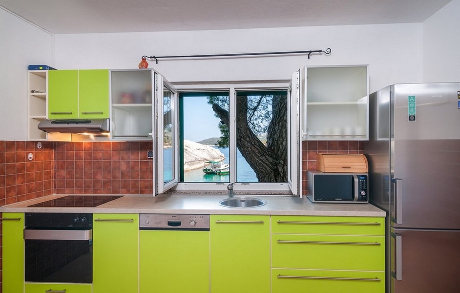 Wyposażona kuchnia z oknem i widokiem na morze