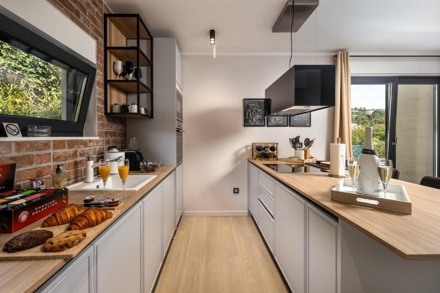 Wysokiej jakości otwarta i jasna kuchnia