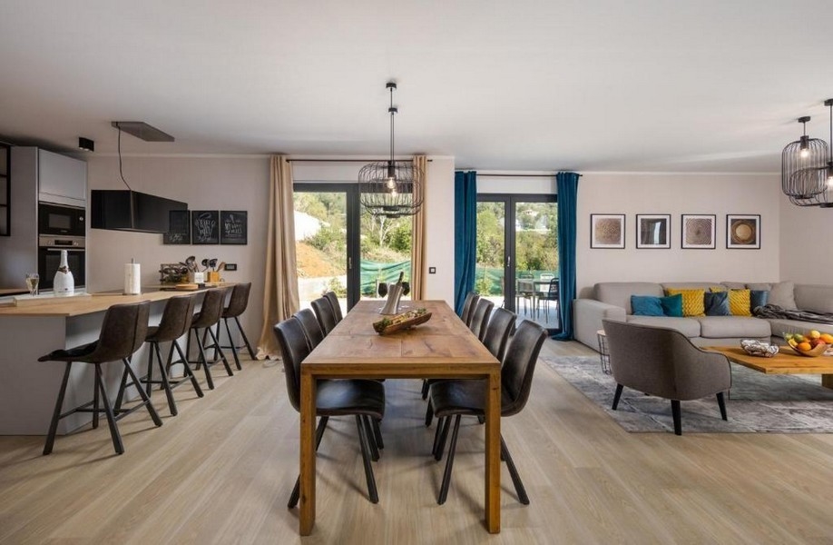 Duża kuchnia połączona z salonem z wyjściem na taras