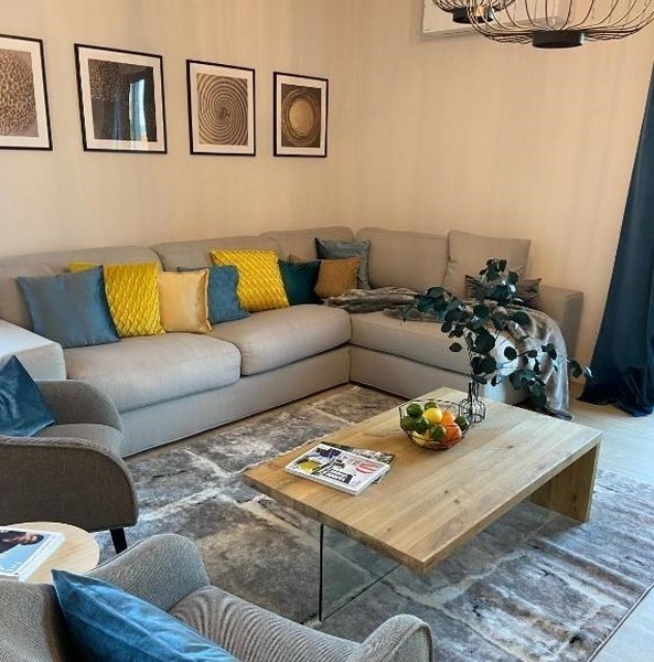 Jasny salon w pełni umeblowany