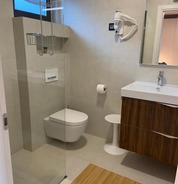 Nowoczesna łazienka z oknem