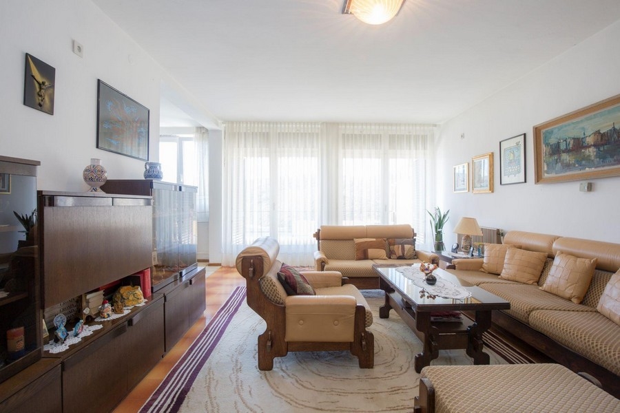 Jasny salon z wyjściem na taras