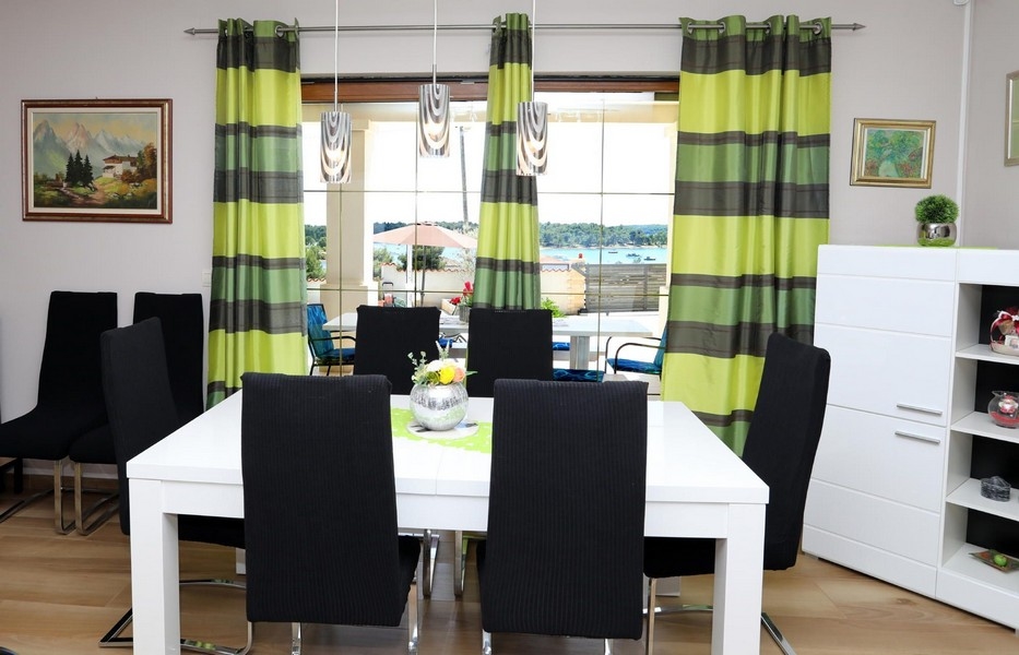 Część jadalna z wyjściem na taras i widokiem na morze - H2791