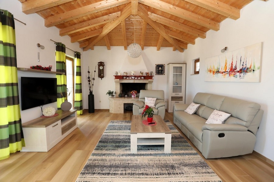 Pokój dzienny z drewnianym sufitem i przyjemnym światłem