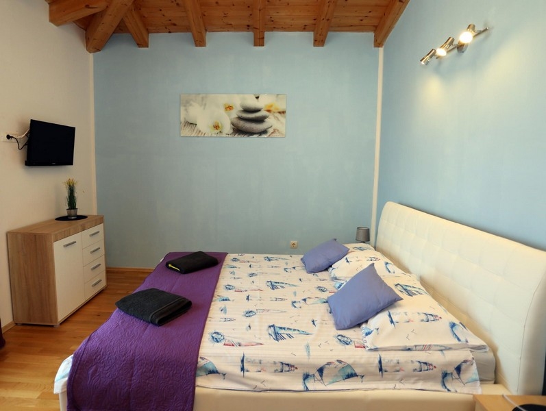 Sypialnia z podwójnymi łóżkami