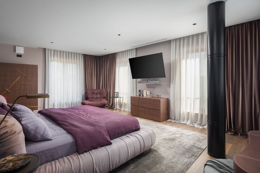 Sypialnia z podwójnym łóżkiem i kominkiem