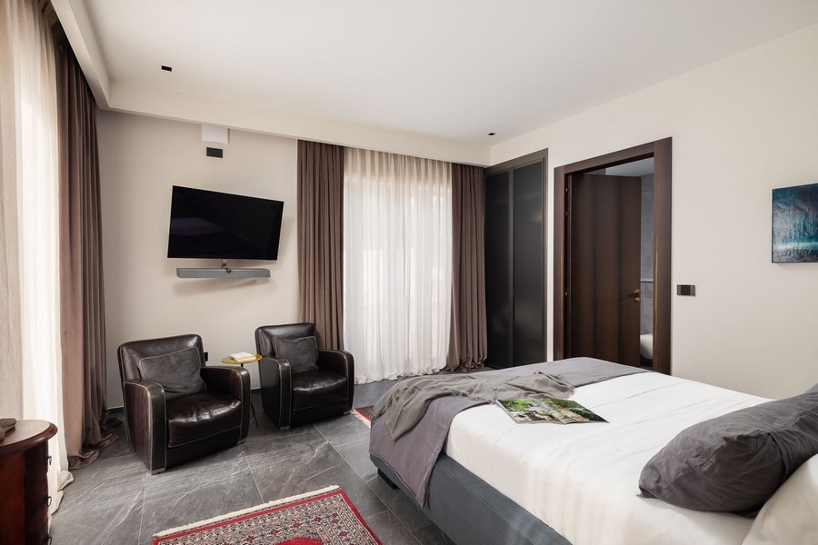 Sypialnia z częścią wypoczynkową i telewizorem