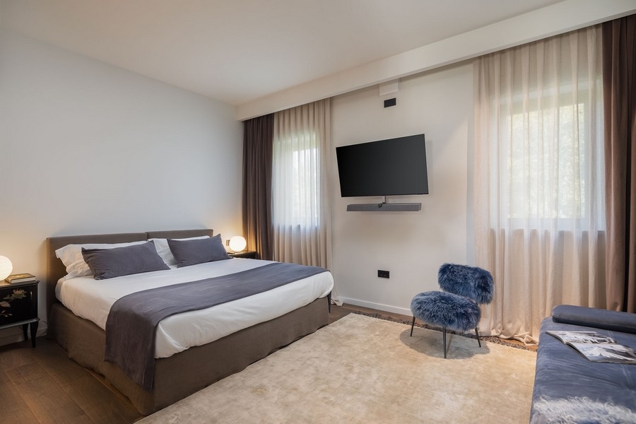 Pokój gościnny z podwójnym łóżkiem i nowoczesnymi meblami