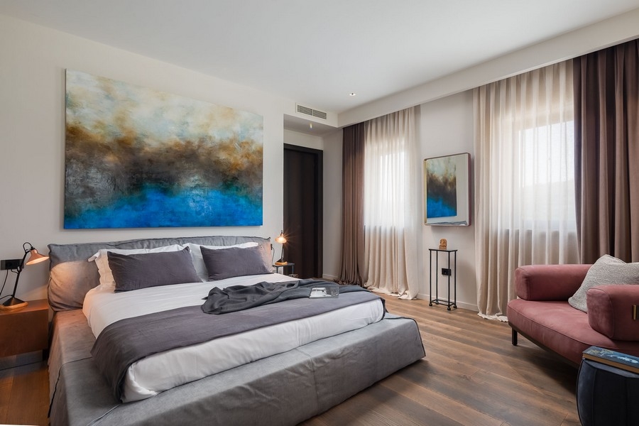 Sypialnia z dziełami sztuki i częścią wypoczynkową