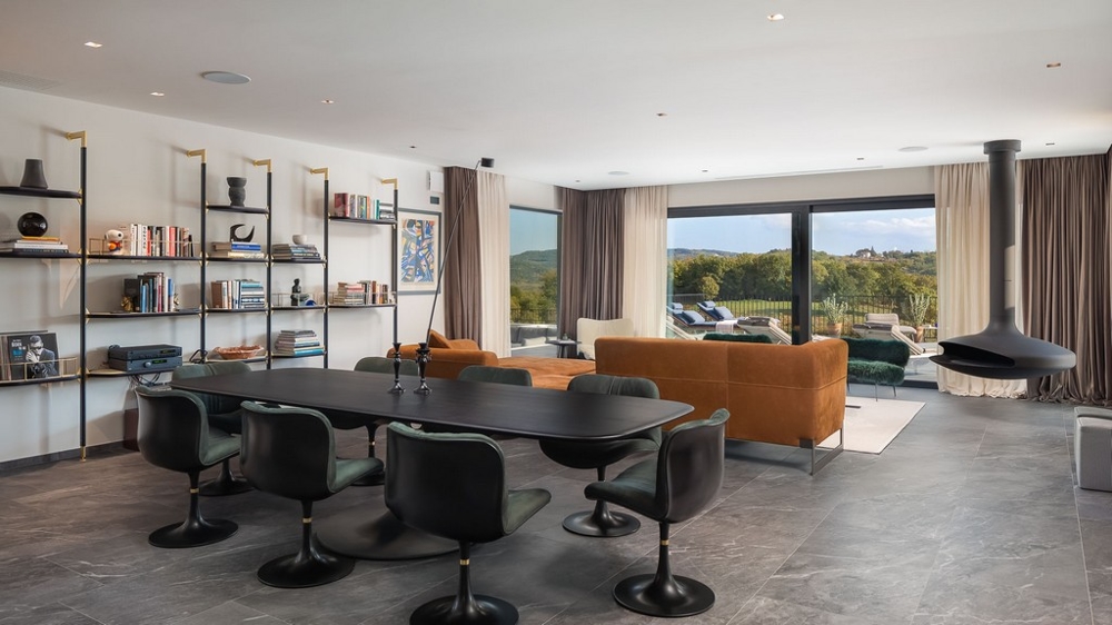 Salon i jadalnia z dużym oknem z przodu